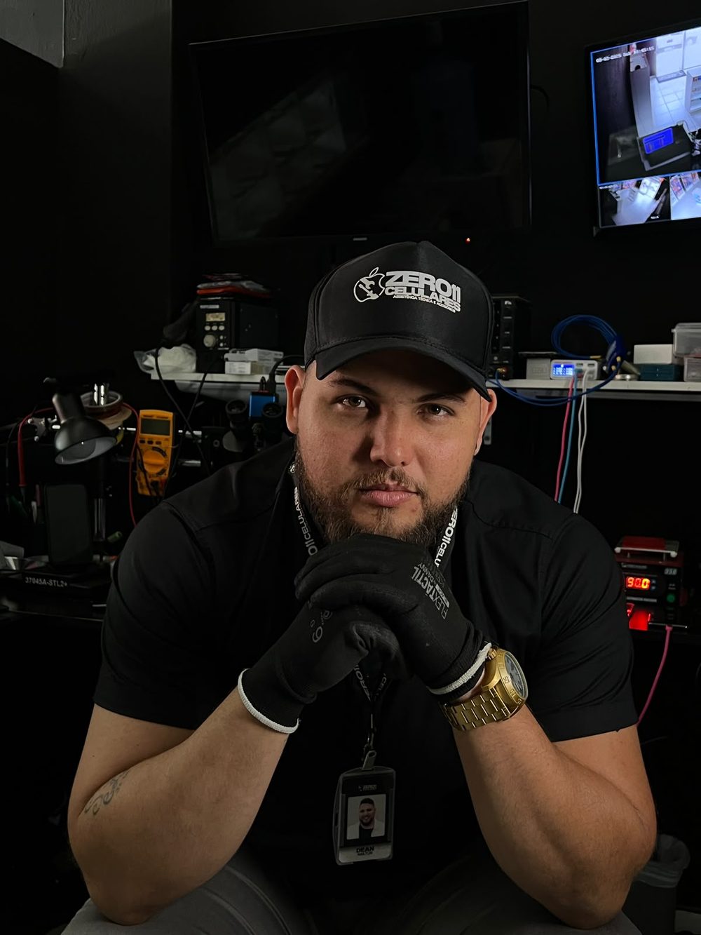 Técnico da Zero11 Celulares na bancada